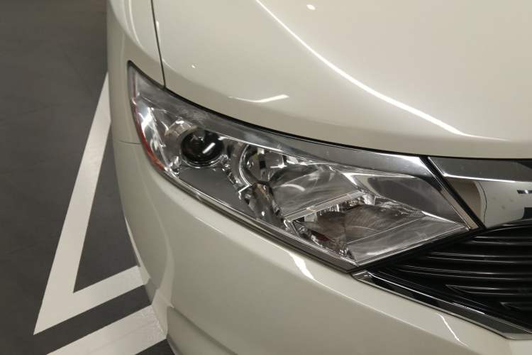 Used Nissan Quest 2015 3.5L SL Right Front Headlight