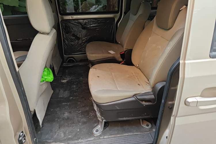 Used Wuling Rongguang V 2018 1.5L Standard Version
