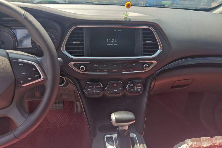 Used GAC Trumpchi GS4 2017 235T G-DCT Two-Wheel Drive Luxury Edition Audio And AC Panel