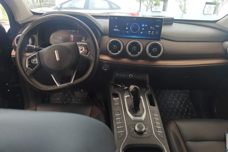 Used Wey VV5 2020 1.5T Two-Wheel Drive Smart Pioneer Center Console