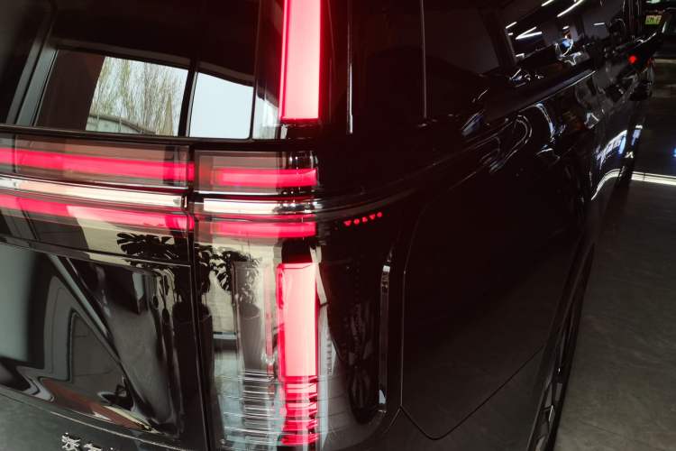 Used Volvo EM90 2025 Ultra Six-Seater Right Rear Taillight