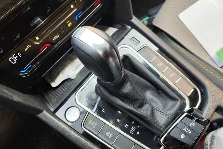 Used Volkswagen FAW-Volkswagen CC 2024 380TSI Striking Edition Gear Lever