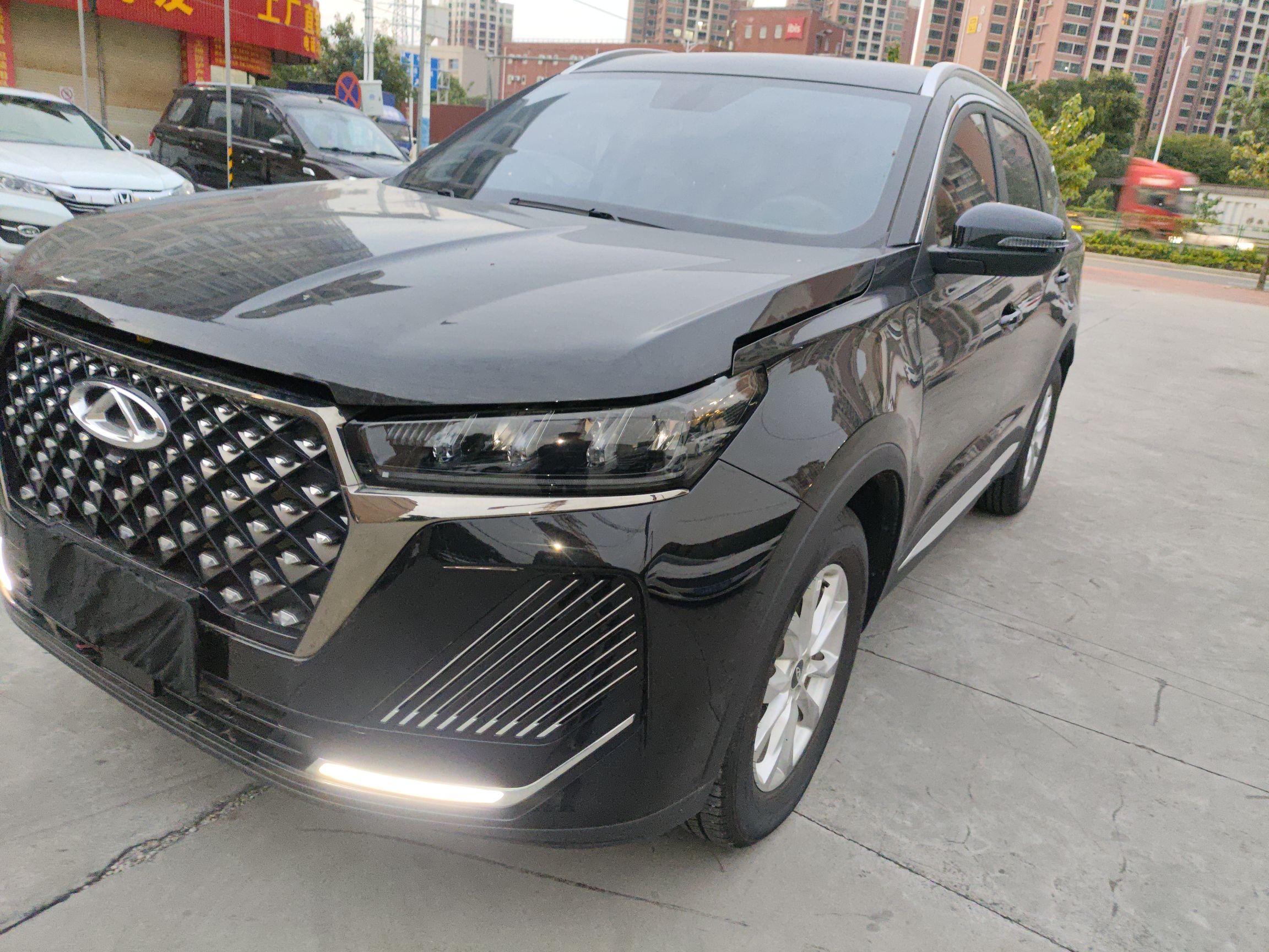 Под передней частью автомобиля