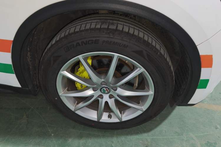 Used Alfa Romeo Stelvio 2017 2.0T 280HP Luxury Edition Right Front Wheel Hub