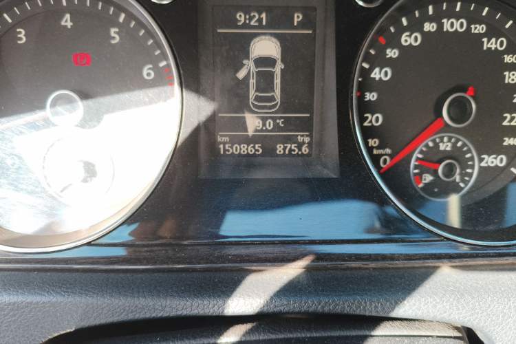 Used Volkswagen Magotan 2012 Facelift 2.0 TSI Prestige Model Odometer Close Up