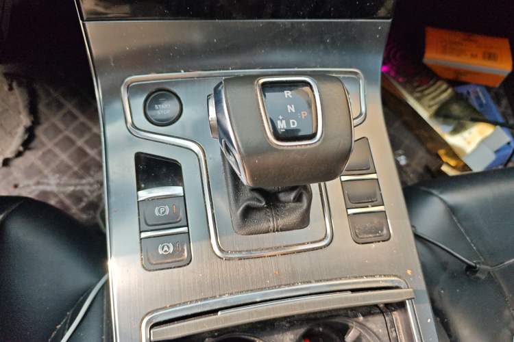 Used Hongqi H5 2022 Classic Model 1.8T Automatic Smart Connect Flagship Edition Gear Lever