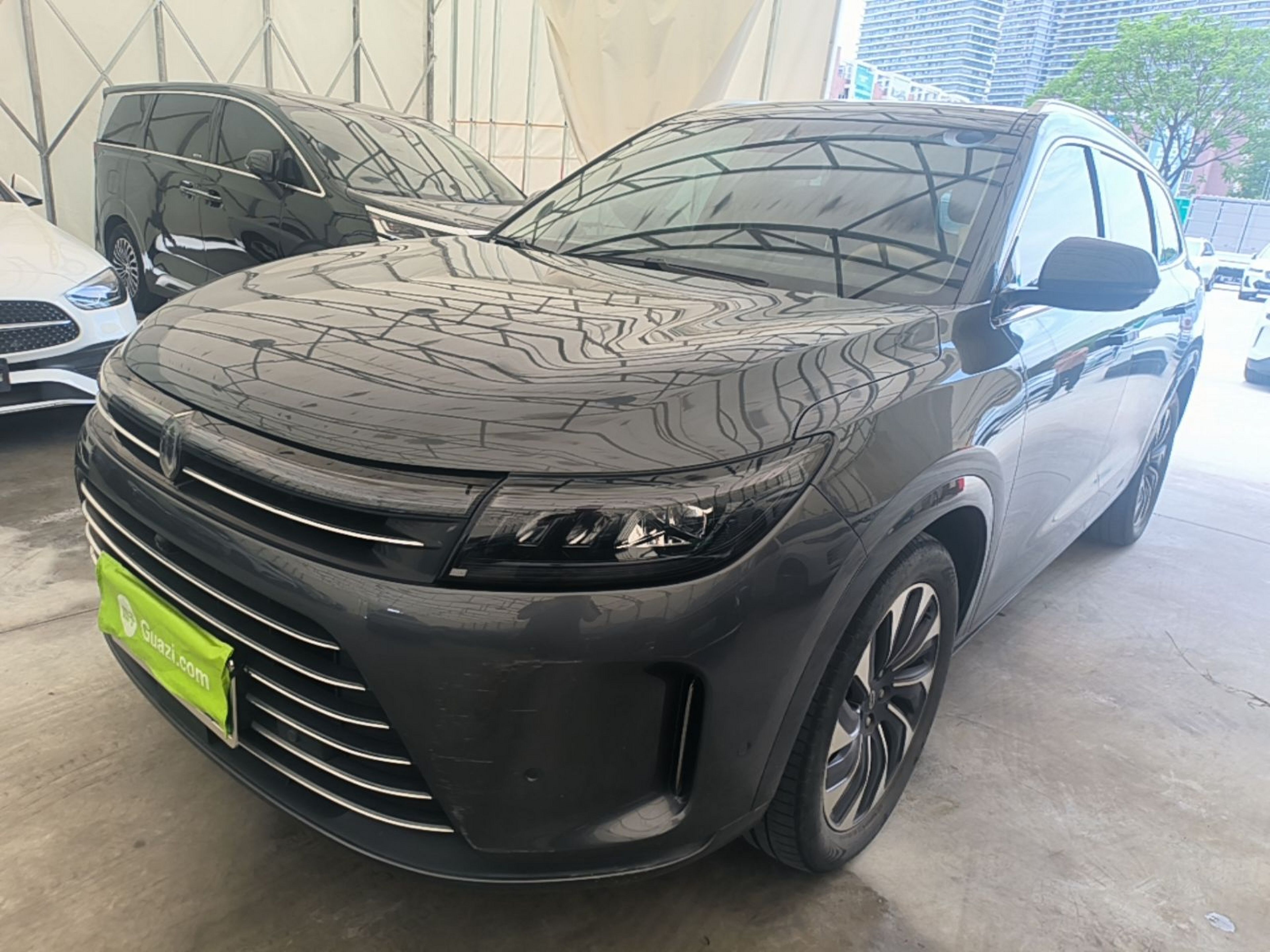 Под передней частью автомобиля