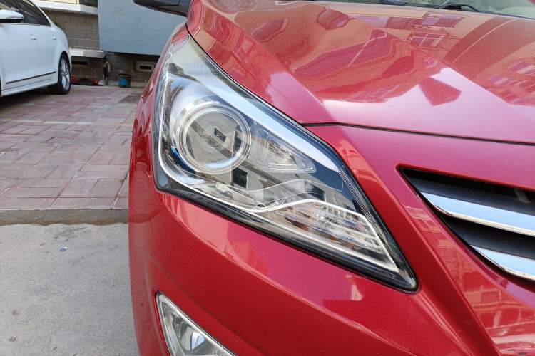 Used Hyundai Verna (older generation) 2014 1.4L Automatic Leading-Edge GLX Right Front Headlight