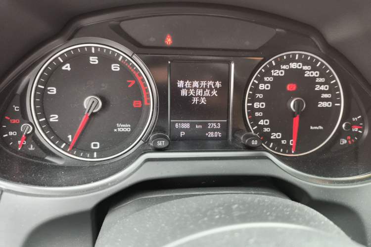 Used Audi Q5 2016 40 TFSI Comfort Model Odometer Close Up