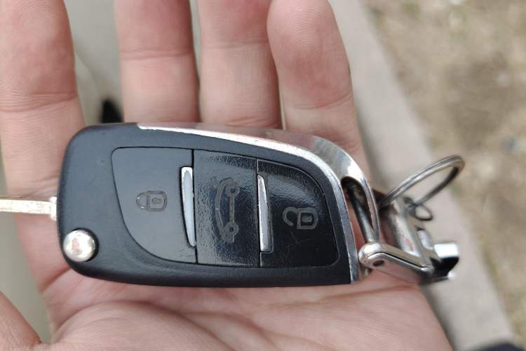 Used Hyundai Verna (older generation) 2010 Sedan 1.4L Automatic Comfort Model GS Vehicle Key