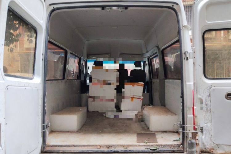 Used Iveco Daily 2020 2.5T A35 Passenger Van with Dual Tires Mid-Roof Design 5-9 Seater Side-Sliding Door China V Emission Standard