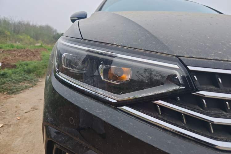 Used Volkswagen Magotan 2023 2 Million Units Commemorative Edition 330TSI DSG Luxury Version Right Front Headlight