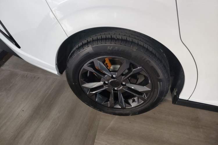 Used Dongfeng Aeolus Yixuan 2023 Mach Edition 1.5L Automatic Chasing Wind Version Right Rear Wheel Hub