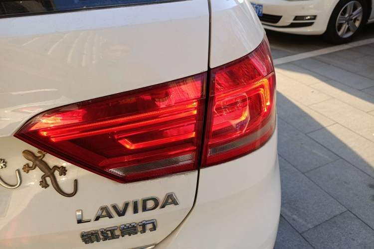 Used Volkswagen Cross Lavida 2014 1.6L Automatic