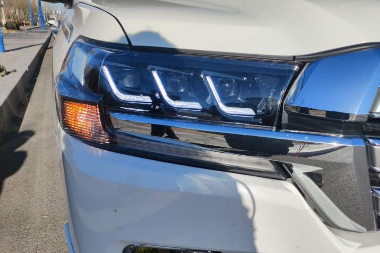 Used Toyota Land Cruiser 2012 4.6L Automatic VX-R Right Front Headlight