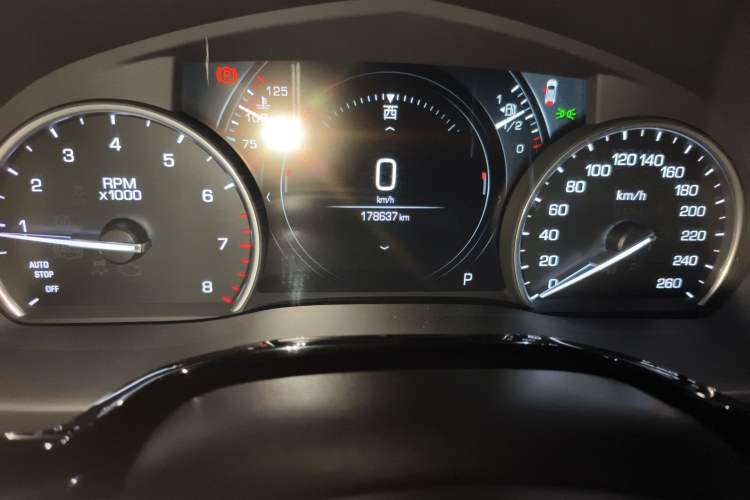 Used Cadillac XT5 2018 25T Luxury Model Odometer Close Up