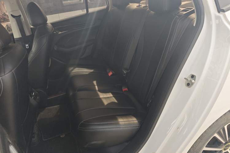 Used Roewe i5 2021 1.5L CVT Black Gold Edition
