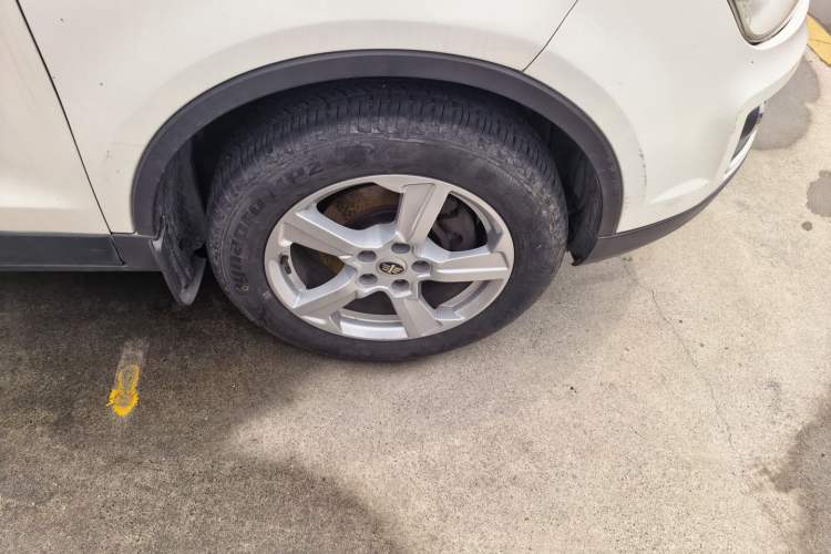 Used Bestune X80 2013 2.0L automatic comfort version Right Front Wheel Hub