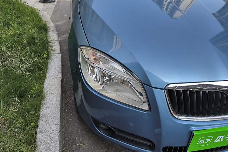 Used Skoda Fabia 2011 1.4L Manual Crystal Edition Right Front Headlight