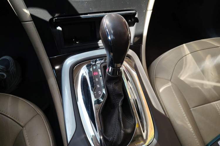 Used Buick Regal 2015 2.0L Elite Fashion Edition Gear Lever