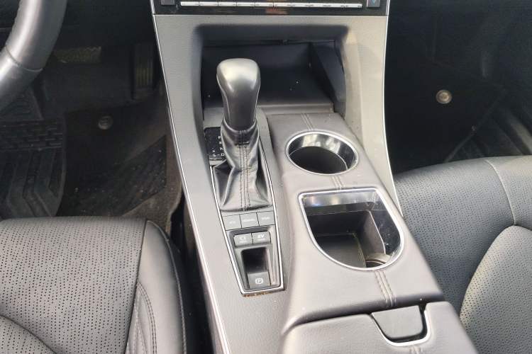 Used Toyota Avalon 2019 Dual-Engine 2.5L XLE Prestige Version China VI Standard Gear Lever