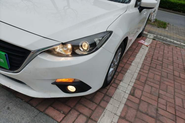 Used Mazda 3 Axela 2016 Sedan 1.5L Automatic Luxury Model