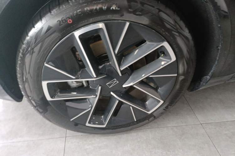 Used Avatr 11 2025 Year Updated Max Extended-Range Version Exterior 4