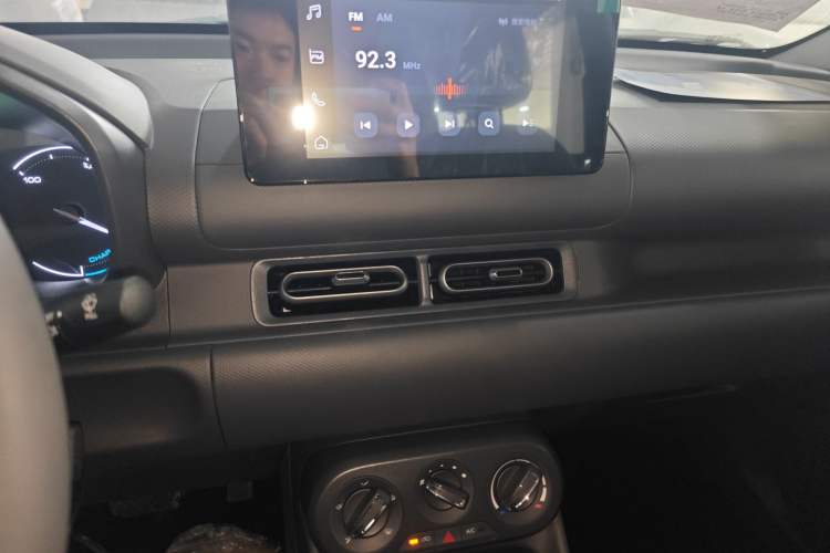 Used Wuling Hongguang New Energy 2024 All-Electric Model 300KM Practical Version Audio And AC Panel