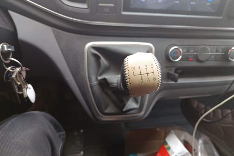 Used SAIC MAXUS Xintu V80 2023 2.0T Manual Classic Aoyuntong Short Wheelbase Mid-Roof 5/6-Seater