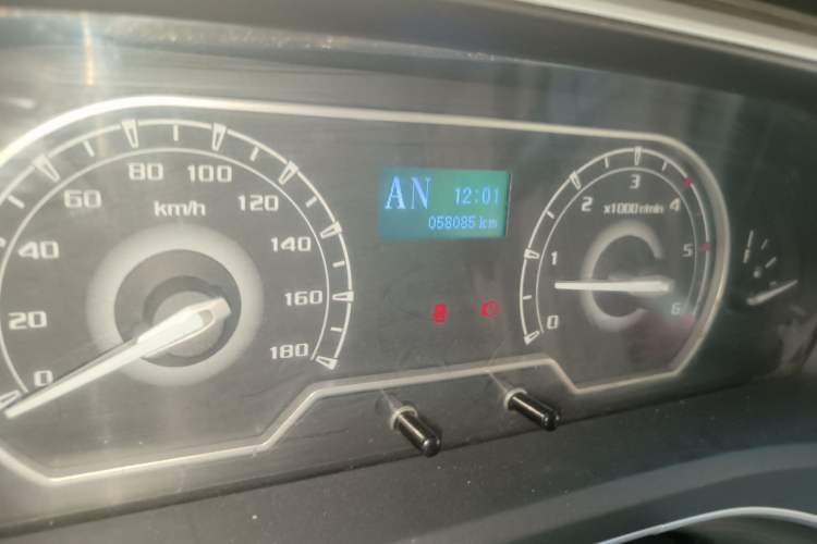 Used SAIC MAXUS Xintu V80 2020 2.0T AMT PLUS City Edition Short Wheelbase Ultra-Low Roof 5/6-Seater Odometer Close Up