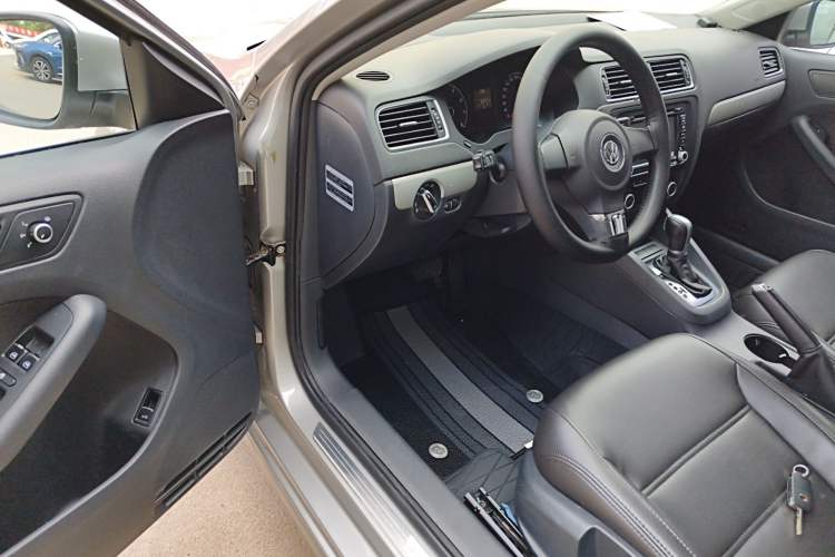 Used Volkswagen Sagitar 2014 Revised Version 1.6L Automatic Comfort Edition Driver Seat