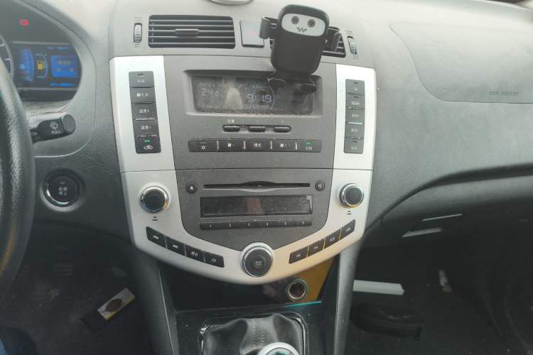 Used BYD S6 2014 2.0L Manual Luxury 5-Seater Audio And AC Panel