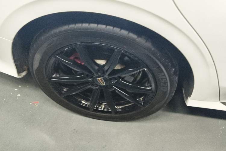 Used Hongqi H6 2023 2.0T ZhiShang Version Right Rear Wheel Hub