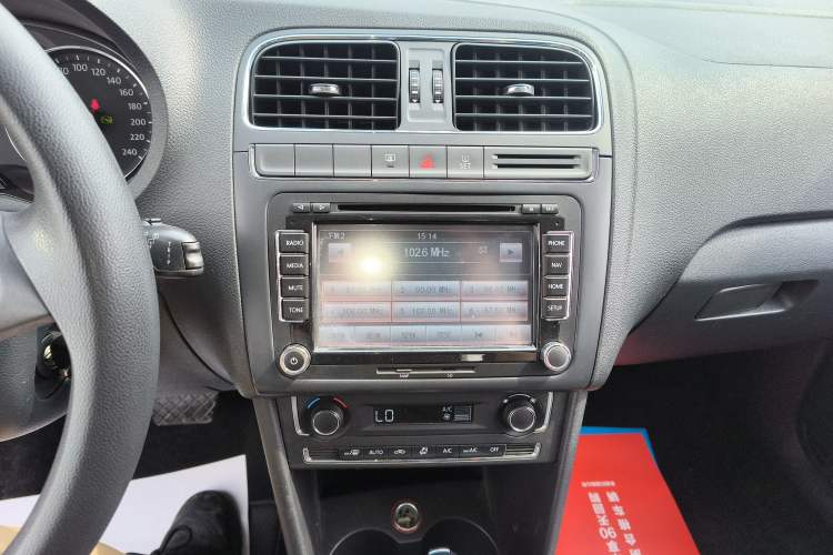 Used Volkswagen Polo 2014 1.6L Automatic Comfort Edition Audio And AC Panel