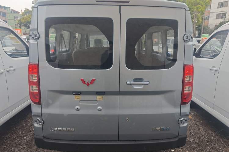 Used Wuling Yangguang 2024 300KM Comfort Version Passenger Van 75kW
