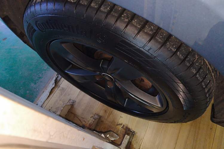 Used Land Rover Range Velar 2020 P250 R-DYNAMIC S Left Front Wheel Hub