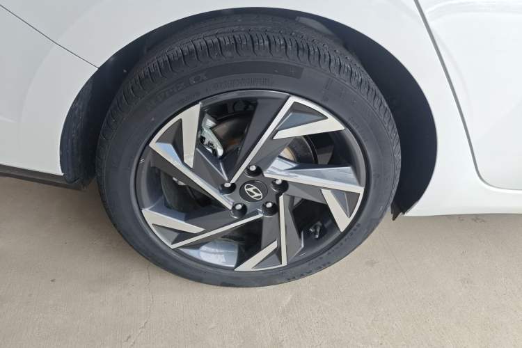 Used Hyundai Elantra 2023 1.5L CVT LUX Prestige Edition Exterior 5