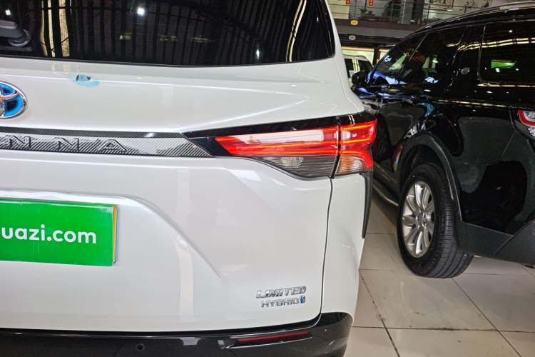 Used Toyota SIENNA 2021 2.5L Hybrid Premium Edition