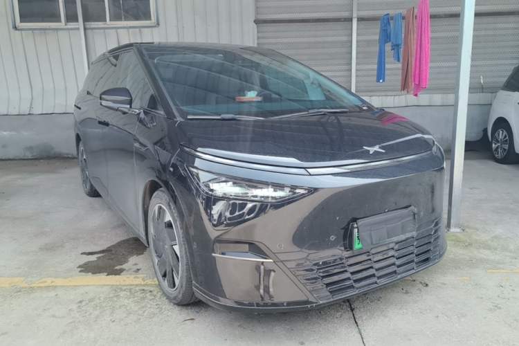 Used XPeng X9 2024 610 Long-Range Pro Front Right 45 Deg