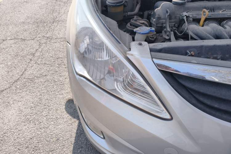 Used Hyundai Verna (older generation) 2010 Sedan 1.4L Manual Comfort GS Right Front Headlight