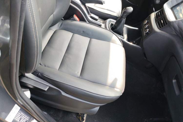 Used Jinbei Gold Hiace 2021 2.0L Passenger Van Travel Lion 7-Seater Right Front Seat