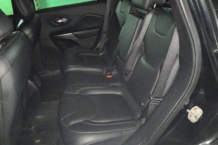 Used Jeep Cherokee 2019 2.0T Two-Wheel Drive Smart Enjoyment Version China VI
