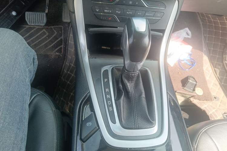 Used Ford Edge 2015 2.0T GTDi Two-Wheel-Drive High-Line Version