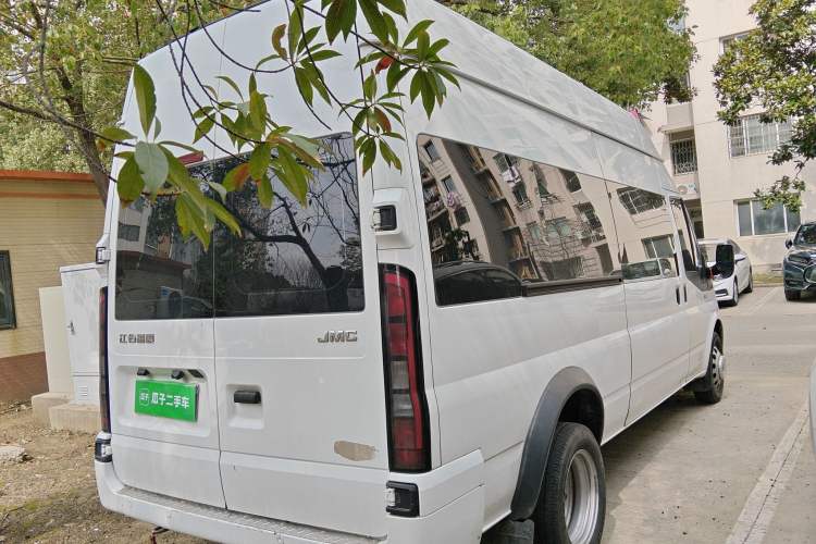 Used JMC Fushun 2023 2.0T Manual Diesel Long-Wheelbase High-Roof Business Van with Dual Rear Tires 6–9 Seats
