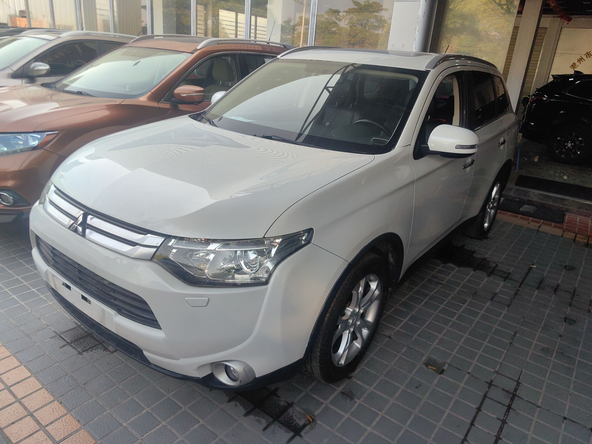 Под передней частью автомобиля