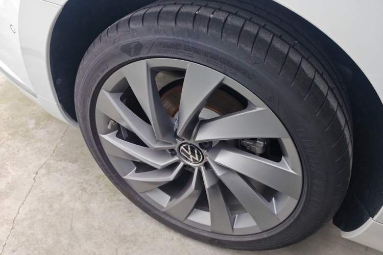 Used Volkswagen FAW-Volkswagen CC 2024 380TSI Striking All-Encompassing Edition Right Rear Wheel Hub