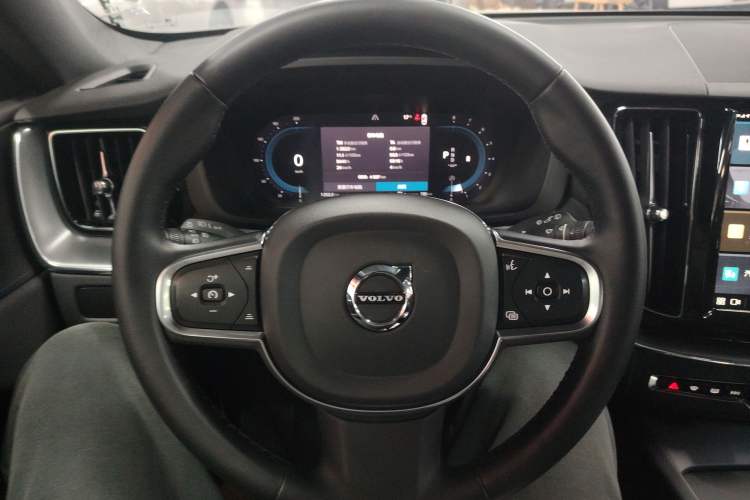 Used Volvo XC60 2025 B5 4x4 Smart Luxury Edition
