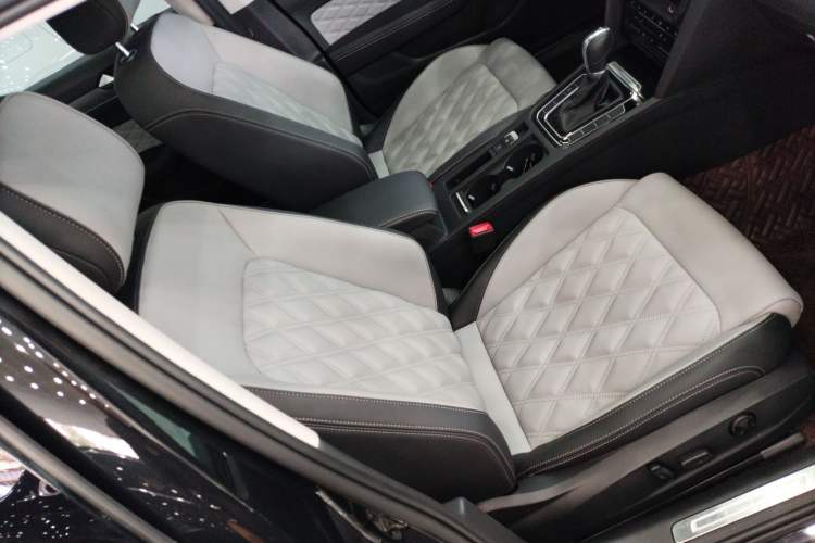 Used Volkswagen Magotan 2023 2 Million Units Limited Edition 330TSI DSG Leading Version Right Front Seat