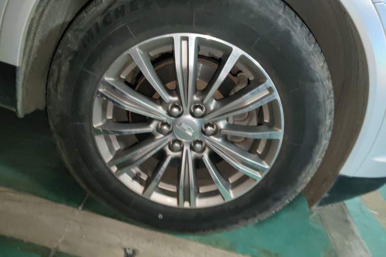 Used Cadillac XT5 2017 Anniversary Edition 25T Luxury Model Right Front Wheel Hub