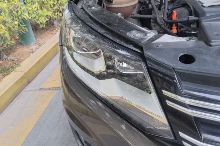 Used Volkswagen Tiguan 2013 2.0 TSI Automatic All-Wheel-Drive Flagship Edition Right Front Headlight